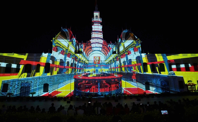 ĐẠI LỄ 30/4: Mãn nhãn màn trình diễn 3D mapping và pháo hoa nghệ thuật trên bầu trời TPHCM- Ảnh 3. ĐẠI LỄ 30/4: Mãn nhãn màn trình diễn 3D mapping và pháo hoa nghệ thuật trên bầu trời TPHCM- Ảnh 3.