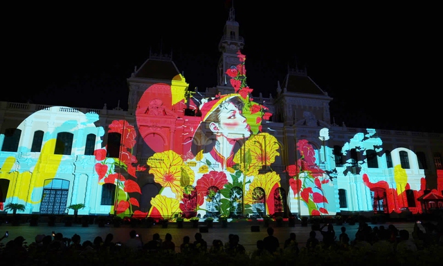 ĐẠI LỄ 30/4: Mãn nhãn màn trình diễn 3D mapping và pháo hoa nghệ thuật trên bầu trời TPHCM- Ảnh 4. ĐẠI LỄ 30/4: Mãn nhãn màn trình diễn 3D mapping và pháo hoa nghệ thuật trên bầu trời TPHCM- Ảnh 4.