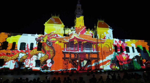 ĐẠI LỄ 30/4: Mãn nhãn màn trình diễn 3D mapping và pháo hoa nghệ thuật trên bầu trời TPHCM- Ảnh 6. ĐẠI LỄ 30/4: Mãn nhãn màn trình diễn 3D mapping và pháo hoa nghệ thuật trên bầu trời TPHCM- Ảnh 6.