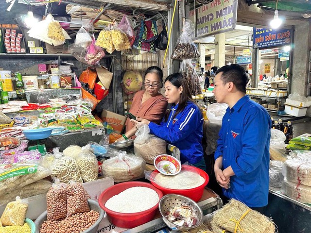 Bình dân học vụ số: Triển khai mạng lưới “Đại sứ số”, phong trào “Gia đình số”, mô hình “Chợ số - Nông thôn số”- Ảnh 1.