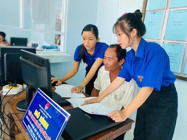 Bình dân học vụ số: Xây dựng các quy định, hướng dẫn, chương trình phổ cập kỹ năng số- Ảnh 1. Bình dân học vụ số: Xây dựng các quy định, hướng dẫn, chương trình phổ cập kỹ năng số- Ảnh 1.