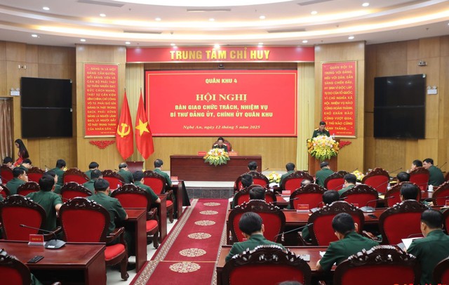 Bàn giao chức trách, nhiệm vụ Bí thư Đảng ủy, Chính ủy Quân khu 4- Ảnh 4. Bàn giao chức trách, nhiệm vụ Bí thư Đảng ủy, Chính ủy Quân khu 4- Ảnh 4.