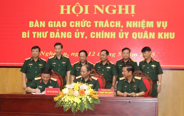 Bàn giao chức trách, nhiệm vụ Bí thư Đảng ủy, Chính ủy Quân khu 4- Ảnh 1. Bàn giao chức trách, nhiệm vụ Bí thư Đảng ủy, Chính ủy Quân khu 4- Ảnh 1.