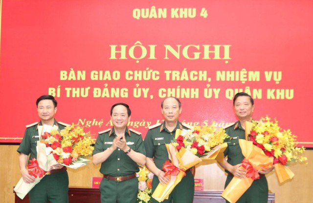 Bàn giao chức trách, nhiệm vụ Bí thư Đảng ủy, Chính ủy Quân khu 4- Ảnh 2. Bàn giao chức trách, nhiệm vụ Bí thư Đảng ủy, Chính ủy Quân khu 4- Ảnh 2.