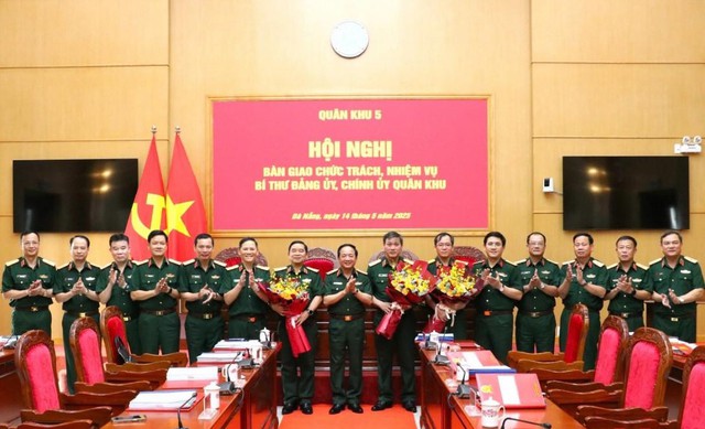 Bàn giao chức trách, nhiệm vụ Bí thư Đảng ủy, Chính ủy Quân khu 5- Ảnh 4. Bàn giao chức trách, nhiệm vụ Bí thư Đảng ủy, Chính ủy Quân khu 5- Ảnh 4.