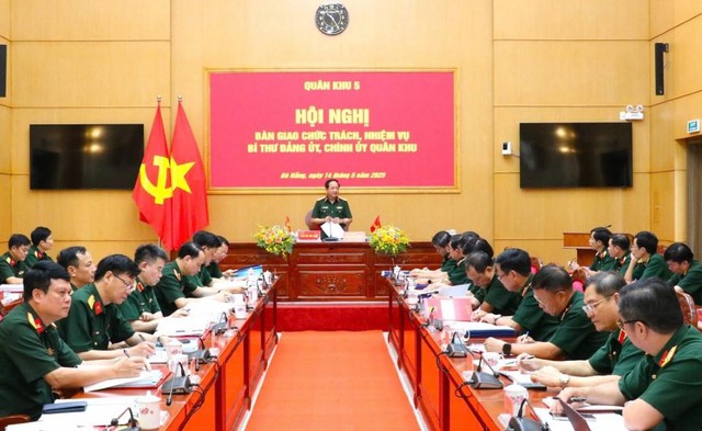 Bàn giao chức trách, nhiệm vụ Bí thư Đảng ủy, Chính ủy Quân khu 5- Ảnh 1. Bàn giao chức trách, nhiệm vụ Bí thư Đảng ủy, Chính ủy Quân khu 5- Ảnh 1.