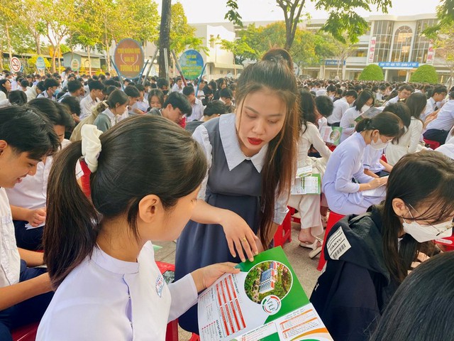 Học sinh sẽ được định hướng phân luồng sau khi hoàn thành chương trình giáo dục THCS, THPT- Ảnh 1. Học sinh sẽ được định hướng phân luồng sau khi hoàn thành chương trình giáo dục THCS, THPT- Ảnh 1.