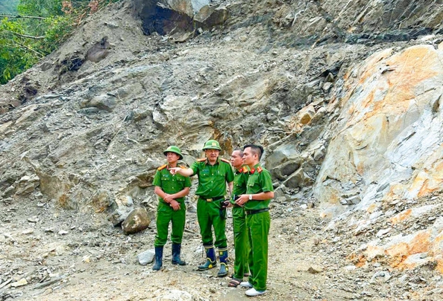 THỦ TƯỚNG: KHẨN TRƯƠNG TÌM KIẾM, CỨU NẠN, KHẮC PHỤC HẬU QUẢ, ĐIỀU TRA NGUYÊN NHÂN VỤ SẠT LỞ LÀM 5 MẤT TÍCH, 4 NGƯỜI BỊ THƯƠNG- Ảnh 7. THỦ TƯỚNG: KHẨN TRƯƠNG TÌM KIẾM, CỨU NẠN, KHẮC PHỤC HẬU QUẢ, ĐIỀU TRA NGUYÊN NHÂN VỤ SẠT LỞ LÀM 5 MẤT TÍCH, 4 NGƯỜI BỊ THƯƠNG- Ảnh 7.