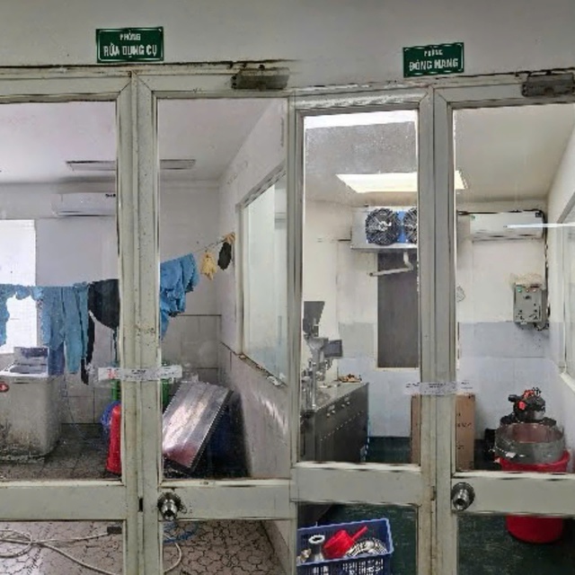 Khởi tố vợ chồng dược sĩ cùng đồng phạm; thu giữ hơn 100 tấn thực phẩm chức năng, thiết bị y tế giả- Ảnh 3.