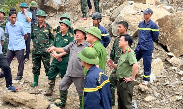 THỦ TƯỚNG: KHẨN TRƯƠNG TÌM KIẾM, CỨU NẠN, KHẮC PHỤC HẬU QUẢ, ĐIỀU TRA NGUYÊN NHÂN VỤ SẠT LỞ LÀM 5 MẤT TÍCH, 4 NGƯỜI BỊ THƯƠNG- Ảnh 1. THỦ TƯỚNG: KHẨN TRƯƠNG TÌM KIẾM, CỨU NẠN, KHẮC PHỤC HẬU QUẢ, ĐIỀU TRA NGUYÊN NHÂN VỤ SẠT LỞ LÀM 5 MẤT TÍCH, 4 NGƯỜI BỊ THƯƠNG- Ảnh 1.