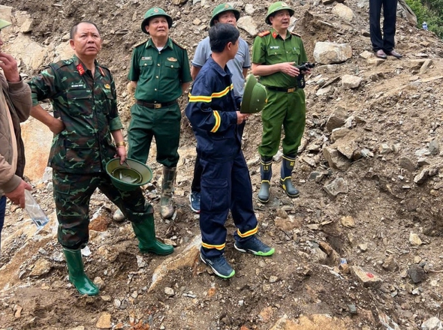 THỦ TƯỚNG: KHẨN TRƯƠNG TÌM KIẾM, CỨU NẠN, KHẮC PHỤC HẬU QUẢ, ĐIỀU TRA NGUYÊN NHÂN VỤ SẠT LỞ LÀM 5 MẤT TÍCH, 4 NGƯỜI BỊ THƯƠNG- Ảnh 4. THỦ TƯỚNG: KHẨN TRƯƠNG TÌM KIẾM, CỨU NẠN, KHẮC PHỤC HẬU QUẢ, ĐIỀU TRA NGUYÊN NHÂN VỤ SẠT LỞ LÀM 5 MẤT TÍCH, 4 NGƯỜI BỊ THƯƠNG- Ảnh 4.