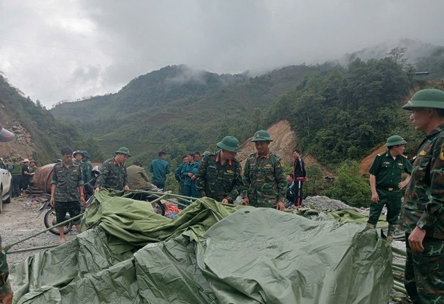 THỦ TƯỚNG: KHẨN TRƯƠNG TÌM KIẾM, CỨU NẠN, KHẮC PHỤC HẬU QUẢ, ĐIỀU TRA NGUYÊN NHÂN VỤ SẠT LỞ LÀM 5 MẤT TÍCH, 4 NGƯỜI BỊ THƯƠNG- Ảnh 13. THỦ TƯỚNG: KHẨN TRƯƠNG TÌM KIẾM, CỨU NẠN, KHẮC PHỤC HẬU QUẢ, ĐIỀU TRA NGUYÊN NHÂN VỤ SẠT LỞ LÀM 5 MẤT TÍCH, 4 NGƯỜI BỊ THƯƠNG- Ảnh 13.