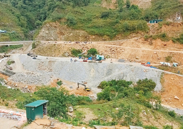 THỦ TƯỚNG: KHẨN TRƯƠNG TÌM KIẾM, CỨU NẠN, KHẮC PHỤC HẬU QUẢ, ĐIỀU TRA NGUYÊN NHÂN VỤ SẠT LỞ LÀM 5 MẤT TÍCH, 4 NGƯỜI BỊ THƯƠNG- Ảnh 15. THỦ TƯỚNG: KHẨN TRƯƠNG TÌM KIẾM, CỨU NẠN, KHẮC PHỤC HẬU QUẢ, ĐIỀU TRA NGUYÊN NHÂN VỤ SẠT LỞ LÀM 5 MẤT TÍCH, 4 NGƯỜI BỊ THƯƠNG- Ảnh 15.
