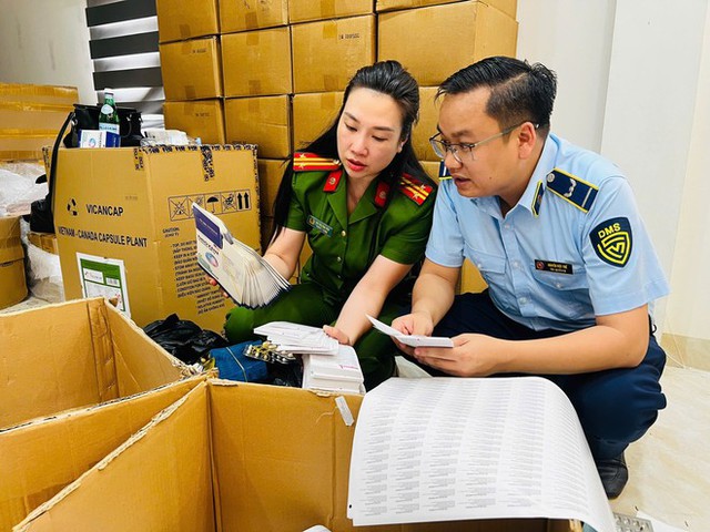 Khởi tố vợ chồng dược sĩ cùng đồng phạm; thu giữ hơn 100 tấn thực phẩm chức năng, thiết bị y tế giả- Ảnh 5.