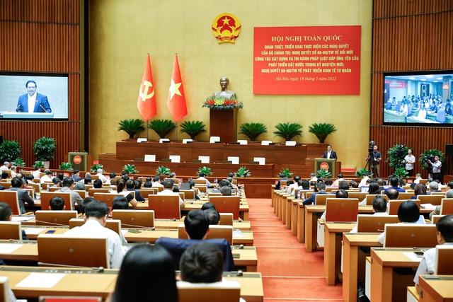 TỔNG THUẬT: HỘI NGHỊ TOÀN QUỐC TRIỂN KHAI NGHỊ QUYẾT 66-NQ/TW VÀ NGHỊ QUYẾT 68-NQ/TW CỦA BỘ CHÍNH TRỊ- Ảnh 10. TỔNG THUẬT: HỘI NGHỊ TOÀN QUỐC TRIỂN KHAI NGHỊ QUYẾT 66-NQ/TW VÀ NGHỊ QUYẾT 68-NQ/TW CỦA BỘ CHÍNH TRỊ- Ảnh 10.