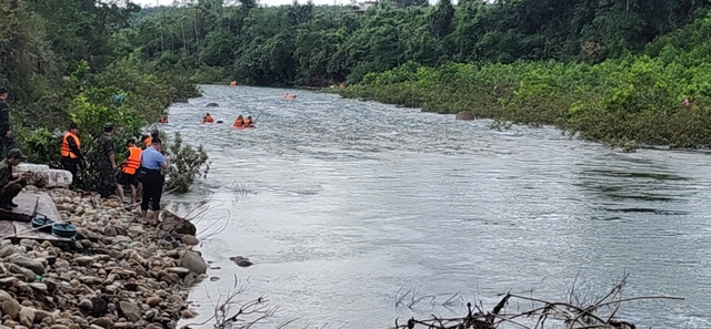 7 học sinh bị lũ cuốn: Hơn 1000 nhân lực, thợ lặn chuyên nghiệp chạy đua với thời gian tìm kiếm nạn nhân- Ảnh 1. 7 học sinh bị lũ cuốn: Hơn 1000 nhân lực, thợ lặn chuyên nghiệp chạy đua với thời gian tìm kiếm nạn nhân- Ảnh 1.