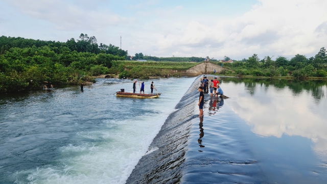 7 học sinh bị lũ cuốn: Hơn 1000 nhân lực, thợ lặn chuyên nghiệp chạy đua với thời gian tìm kiếm nạn nhân- Ảnh 2. 7 học sinh bị lũ cuốn: Hơn 1000 nhân lực, thợ lặn chuyên nghiệp chạy đua với thời gian tìm kiếm nạn nhân- Ảnh 2.
