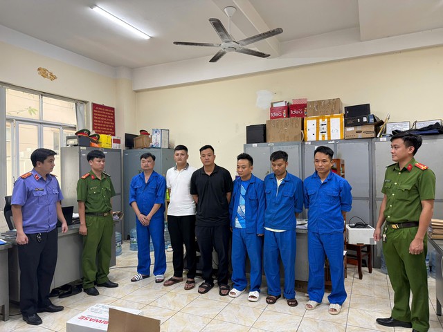 Khởi tố, bắt tạm giam Chủ tịch phường cùng 4 cán bộ quản lý đô thị...- Ảnh 1.