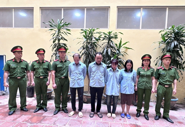 Khởi tố Bí thư, Chủ tịch phường, cán bộ quản lý đô thị, văn phòng, kế toán UBND phường...- Ảnh 5.