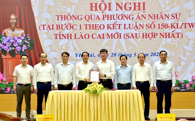 Thông qua phương án nhân sự bước 1 tỉnh Lào Cai mới sau hợp nhất- Ảnh 1. Thông qua phương án nhân sự bước 1 tỉnh Lào Cai mới sau hợp nhất- Ảnh 1.