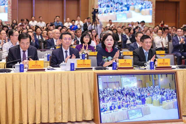 TỔNG THUẬT: THỦ TƯỚNG TỌA ĐÀM VỚI DOANH NGHIỆP VỀ PHÁT TRIỂN KINH TẾ TƯ NHÂN- Ảnh 9. TỔNG THUẬT: THỦ TƯỚNG TỌA ĐÀM VỚI DOANH NGHIỆP VỀ PHÁT TRIỂN KINH TẾ TƯ NHÂN- Ảnh 9.