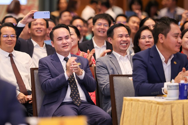 TỔNG THUẬT: THỦ TƯỚNG TỌA ĐÀM VỚI DOANH NGHIỆP VỀ PHÁT TRIỂN KINH TẾ TƯ NHÂN- Ảnh 12. TỔNG THUẬT: THỦ TƯỚNG TỌA ĐÀM VỚI DOANH NGHIỆP VỀ PHÁT TRIỂN KINH TẾ TƯ NHÂN- Ảnh 12.