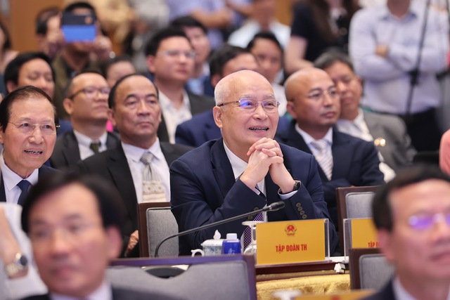 TỔNG THUẬT: THỦ TƯỚNG TỌA ĐÀM VỚI DOANH NGHIỆP VỀ PHÁT TRIỂN KINH TẾ TƯ NHÂN- Ảnh 11. TỔNG THUẬT: THỦ TƯỚNG TỌA ĐÀM VỚI DOANH NGHIỆP VỀ PHÁT TRIỂN KINH TẾ TƯ NHÂN- Ảnh 11.