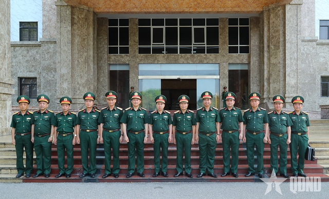 Bàn giao chức vụ Tư lệnh Quân khu - Ảnh 4. Bàn giao chức vụ Tư lệnh Quân khu - Ảnh 4.