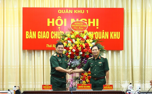 Bàn giao chức vụ Tư lệnh Quân khu - Ảnh 2. Bàn giao chức vụ Tư lệnh Quân khu - Ảnh 2.