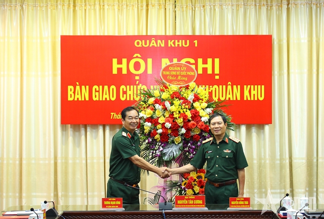 Bàn giao chức vụ Tư lệnh Quân khu - Ảnh 3. Bàn giao chức vụ Tư lệnh Quân khu - Ảnh 3.