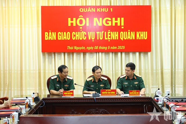 Bàn giao chức vụ Tư lệnh Quân khu - Ảnh 1. Bàn giao chức vụ Tư lệnh Quân khu - Ảnh 1.