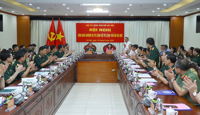 Bàn giao nhiệm vụ Tư lệnh Bộ Tư lệnh Thủ đô Hà Nội- Ảnh 1. Bàn giao nhiệm vụ Tư lệnh Bộ Tư lệnh Thủ đô Hà Nội- Ảnh 1.