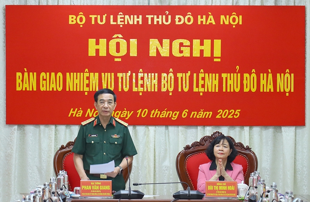 Bàn giao nhiệm vụ Tư lệnh Bộ Tư lệnh Thủ đô Hà Nội- Ảnh 4. Bàn giao nhiệm vụ Tư lệnh Bộ Tư lệnh Thủ đô Hà Nội- Ảnh 4.