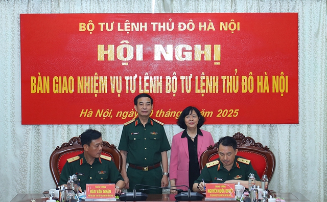 Bàn giao nhiệm vụ Tư lệnh Bộ Tư lệnh Thủ đô Hà Nội- Ảnh 2. Bàn giao nhiệm vụ Tư lệnh Bộ Tư lệnh Thủ đô Hà Nội- Ảnh 2.
