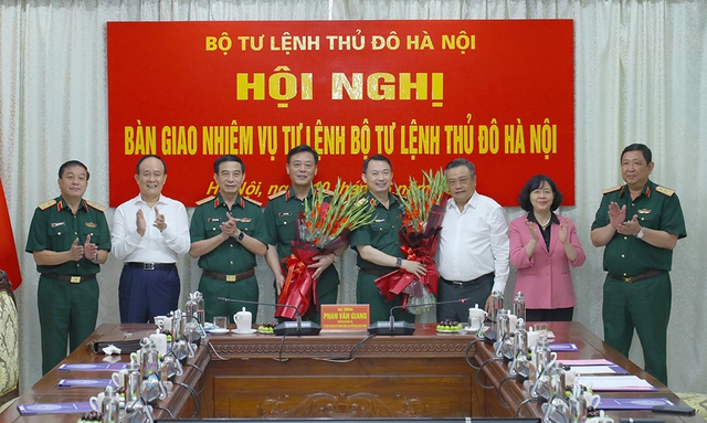 Bàn giao nhiệm vụ Tư lệnh Bộ Tư lệnh Thủ đô Hà Nội- Ảnh 3. Bàn giao nhiệm vụ Tư lệnh Bộ Tư lệnh Thủ đô Hà Nội- Ảnh 3.