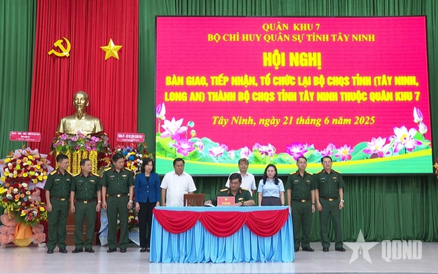 Hợp nhất Bộ Chỉ huy Quân sự 2 tỉnh; kiện toàn tổ chức, nhân sự Bộ Chỉ huy Quân sự tỉnh mới- Ảnh 1. Hợp nhất Bộ Chỉ huy Quân sự 2 tỉnh; kiện toàn tổ chức, nhân sự Bộ Chỉ huy Quân sự tỉnh mới- Ảnh 1.