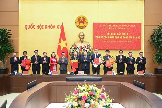 Công bố quyết định, nghị quyết của Bộ Chính trị, Ban Bí thư, UBTV Quốc hội về công tác nhân sự- Ảnh 3. Công bố quyết định, nghị quyết của Bộ Chính trị, Ban Bí thư, UBTV Quốc hội về công tác nhân sự- Ảnh 3.