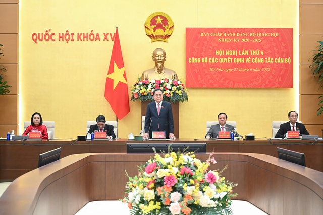 Công bố quyết định, nghị quyết của Bộ Chính trị, Ban Bí thư, UBTV Quốc hội về công tác nhân sự- Ảnh 1. Công bố quyết định, nghị quyết của Bộ Chính trị, Ban Bí thư, UBTV Quốc hội về công tác nhân sự- Ảnh 1.