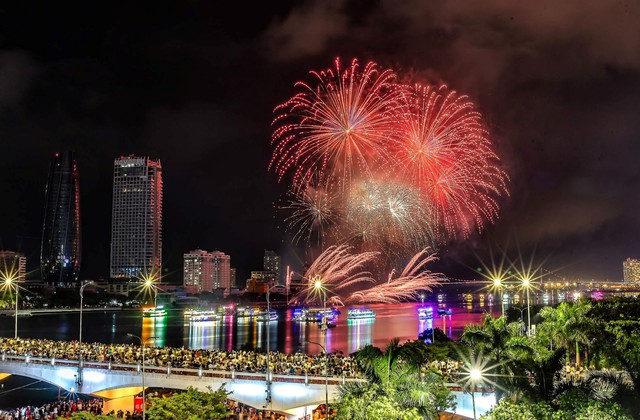 Chung kết DIFF 2025 - ĐÓN KỶ NGUYÊN MỚI: 'Dấu son' hoàn hảo, khép lại mùa pháo hoa dài nhất trong lịch sử lễ hội- Ảnh 4. Chung kết DIFF 2025 - ĐÓN KỶ NGUYÊN MỚI: 'Dấu son' hoàn hảo, khép lại mùa pháo hoa dài nhất trong lịch sử lễ hội- Ảnh 4.