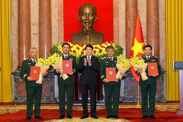 Chủ tịch nước trao quyết định thăng quân hàm, cấp bậc hàm Đại tướng, Thượng tướng cho 7 đồng chí sĩ quan Quân đội nhân dân và Công an nhân dân- Ảnh 2. Chủ tịch nước trao quyết định thăng quân hàm, cấp bậc hàm Đại tướng, Thượng tướng cho 7 đồng chí sĩ quan Quân đội nhân dân và Công an nhân dân- Ảnh 2.