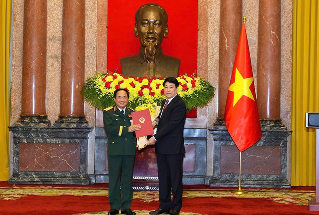 Chủ tịch nước trao quyết định thăng quân hàm, cấp bậc hàm Đại tướng, Thượng tướng cho 7 đồng chí sĩ quan Quân đội nhân dân và Công an nhân dân- Ảnh 1. Chủ tịch nước trao quyết định thăng quân hàm, cấp bậc hàm Đại tướng, Thượng tướng cho 7 đồng chí sĩ quan Quân đội nhân dân và Công an nhân dân- Ảnh 1.