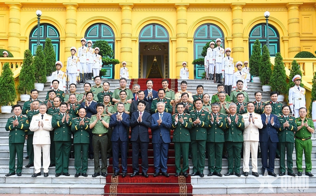 Chủ tịch nước trao quyết định thăng quân hàm, cấp bậc hàm Đại tướng, Thượng tướng cho 7 đồng chí sĩ quan Quân đội nhân dân và Công an nhân dân- Ảnh 6. Chủ tịch nước trao quyết định thăng quân hàm, cấp bậc hàm Đại tướng, Thượng tướng cho 7 đồng chí sĩ quan Quân đội nhân dân và Công an nhân dân- Ảnh 6.