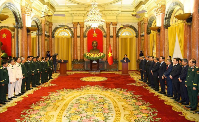 Chủ tịch nước trao quyết định thăng quân hàm, cấp bậc hàm Đại tướng, Thượng tướng cho 7 đồng chí sĩ quan Quân đội nhân dân và Công an nhân dân- Ảnh 4. Chủ tịch nước trao quyết định thăng quân hàm, cấp bậc hàm Đại tướng, Thượng tướng cho 7 đồng chí sĩ quan Quân đội nhân dân và Công an nhân dân- Ảnh 4.