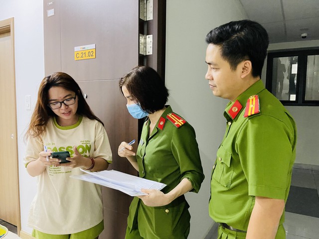Công an cấp xã có trách nhiệm định kỳ, đột xuất kiểm tra cư trú, thu nhận hồ sơ đề nghị cấp thẻ căn cước,...- Ảnh 1. Công an cấp xã có trách nhiệm định kỳ, đột xuất kiểm tra cư trú, thu nhận hồ sơ đề nghị cấp thẻ căn cước,...- Ảnh 1.