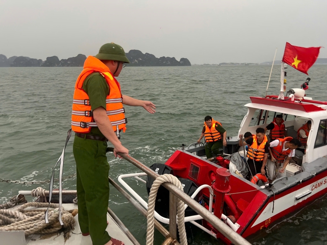 CẬP NHẬT: KHẨN CẤP CỨU NẠN, CỨU HỘ vụ ĐẮM TÀU DU LỊCH TRÊN VỊNH HẠ LONG- Ảnh 57. CẬP NHẬT: KHẨN CẤP CỨU NẠN, CỨU HỘ vụ ĐẮM TÀU DU LỊCH TRÊN VỊNH HẠ LONG- Ảnh 57.
