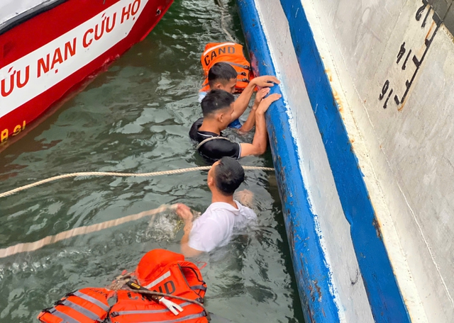 CẬP NHẬT: KHẨN CẤP CỨU NẠN, CỨU HỘ vụ ĐẮM TÀU DU LỊCH TRÊN VỊNH HẠ LONG- Ảnh 52. CẬP NHẬT: KHẨN CẤP CỨU NẠN, CỨU HỘ vụ ĐẮM TÀU DU LỊCH TRÊN VỊNH HẠ LONG- Ảnh 52.