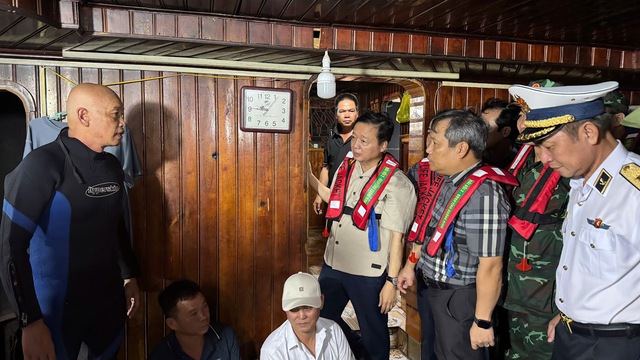 CẬP NHẬT: KHẨN CẤP CỨU NẠN, CỨU HỘ vụ ĐẮM TÀU DU LỊCH TRÊN VỊNH HẠ LONG- Ảnh 19. CẬP NHẬT: KHẨN CẤP CỨU NẠN, CỨU HỘ vụ ĐẮM TÀU DU LỊCH TRÊN VỊNH HẠ LONG- Ảnh 19.