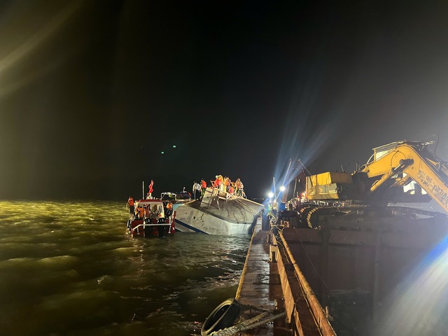CẬP NHẬT: KHẨN CẤP CỨU NẠN, CỨU HỘ vụ ĐẮM TÀU DU LỊCH TRÊN VỊNH HẠ LONG- Ảnh 20. CẬP NHẬT: KHẨN CẤP CỨU NẠN, CỨU HỘ vụ ĐẮM TÀU DU LỊCH TRÊN VỊNH HẠ LONG- Ảnh 20.