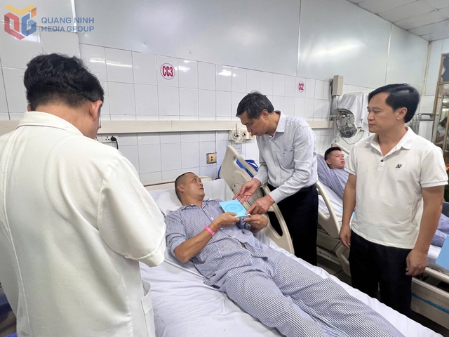 CẬP NHẬT: KHẨN CẤP CỨU NẠN, CỨU HỘ vụ ĐẮM TÀU DU LỊCH TRÊN VỊNH HẠ LONG- Ảnh 13. CẬP NHẬT: KHẨN CẤP CỨU NẠN, CỨU HỘ vụ ĐẮM TÀU DU LỊCH TRÊN VỊNH HẠ LONG- Ảnh 13.