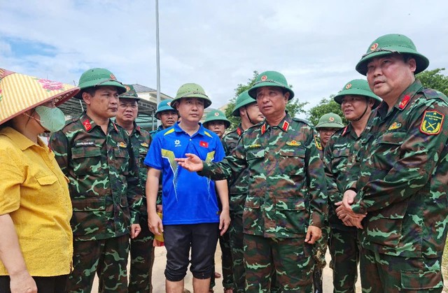KHẨN CẤP CỨU TRỢ NGƯỜI DÂN BỊ CÔ LẬP VÌ MƯA LŨ- Ảnh 11.